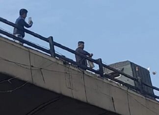 ಕೆ.ಆರ್ ಮಾರ್ಕೆಟ್ ಫ್ಲೈ ಓವರ್ನಿಂದ ಹಣದ ಮಳೆ ಸುರಿಸಿದ ವ್ಯಕ್ತಿ!