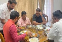 ಮೀನೂಟ ಸವಿದು ದೇವಸ್ಥಾನಕ್ಕೆ ಭೇಟಿ ನೀಡಿದ ಸಿ.ಟಿ ರವಿ – ಫೋಟೋ ವೈರಲ್…