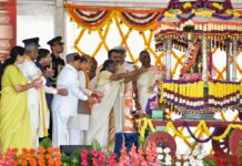 ವಿಶ್ವವಿಖ್ಯಾತ ಮೈಸೂರು ದಸರಾಗೆ ವೈಭವದ ಚಾಲನೆ, ನಾಡದೇವಿಗೆ ಪುಷ್ಪಾರ್ಚನೆಗೈದು ಸಾಹಿತಿ ಹಂಪನಾರಿಂದ ಉದ್ಘಾಟನೆ.