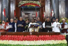 ಭಾರತದ ಸಂವಿಧಾನ ದಿನ ಸ್ಮರಣಾರ್ಥ ನಾಣ್ಯ ಮತ್ತು ಅಂಚೆ ಚೀಟಿ ಬಿಡುಗಡೆ ಮಾಡಿದ ರಾಷ್ಟ್ರಪತಿ.