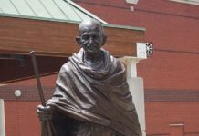 ಕಾಂಗ್ರೆಸ್ ಅಧಿವೇಶನದ ಶತಮಾನೋತ್ಸವ, ವೀರಸೌಧದಲ್ಲಿ ಮಹಾತ್ಮ ಗಾಂಧಿ ಪ್ರತಿಮೆ.