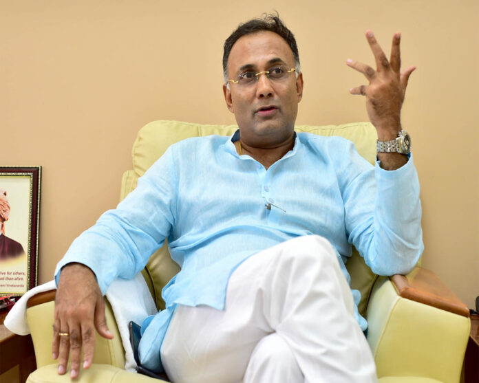 congress-mla-dinesh-gundu-rao-tests-positive-for-covid-19-2020-09-27