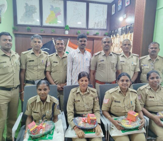 ಕೊಪ್ಪ: ಮಹಿಳಾ ಪೊಲೀಸರ ಮೊಗದಲ್ಲಿ ಹಬ್ಬದ ಕಳೆ; ಬಾಗಿಣ ನೀಡಿ ಗೌರವಿಸಿದ ಪಿಎಸ್ಐ.